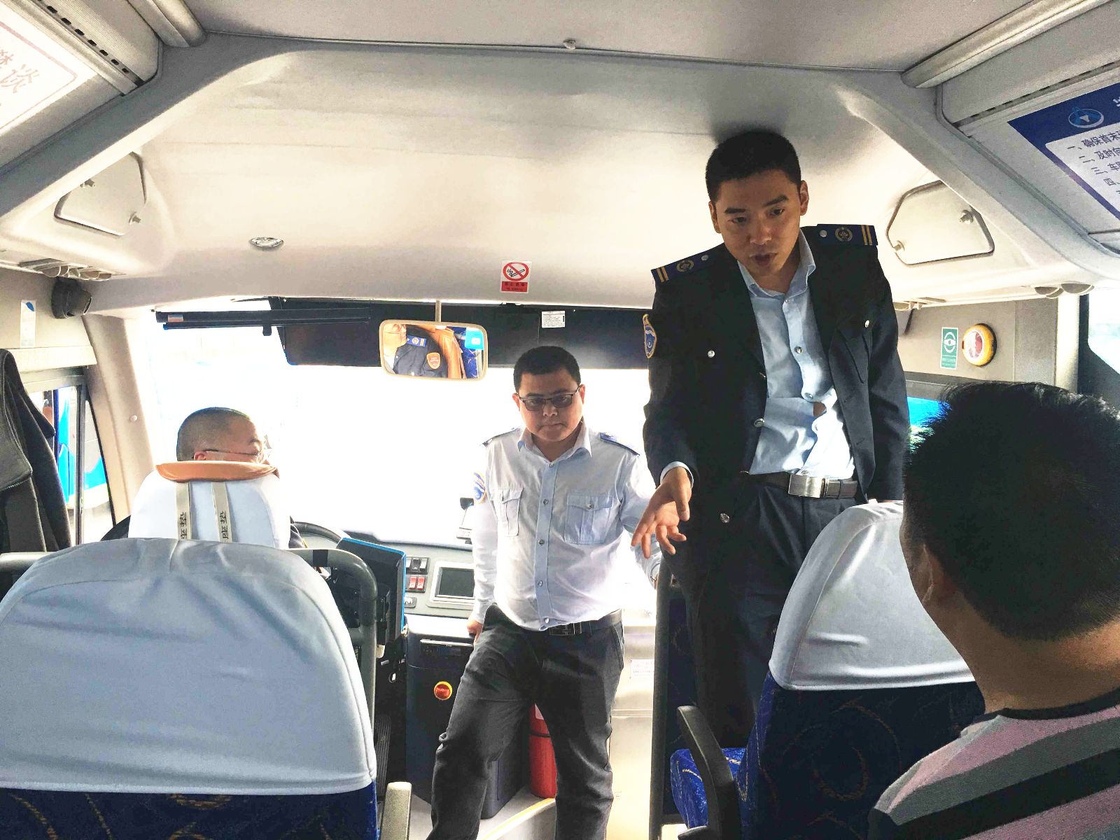 文明公交我先行 公交集團佳連公司做好車(chē)廂清潔推進(jìn)創(chuàng  )文常態(tài)化